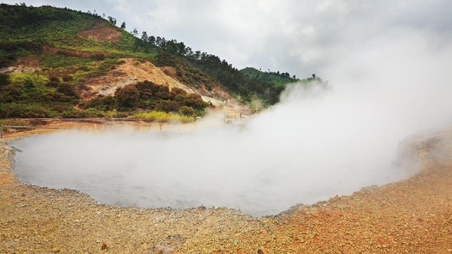 Letusan di kawah Sileri, Dieng, terjadi sekitar pukul 11.30 WIB. Semburan gas letusan itu mencapai 50 meter. Sejumlah wisatawan terluka akibat peristiwa itu.