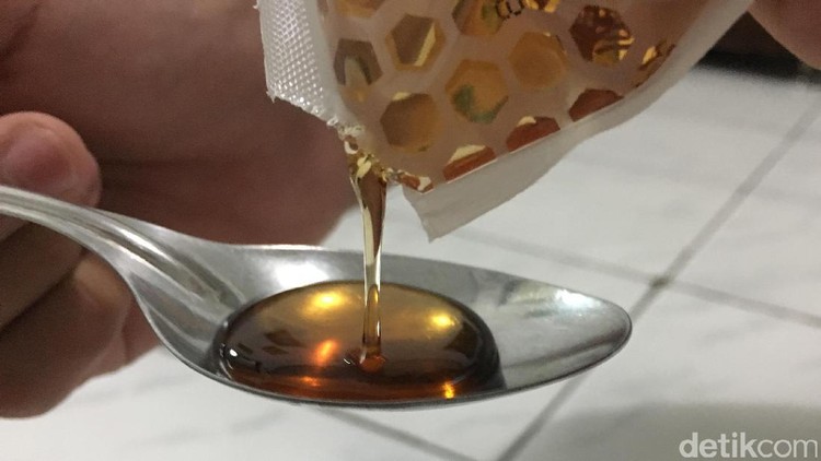 Katanya bayi nggak apa-apa dikasih madu. Apa iya?