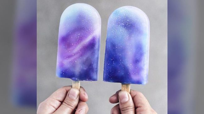 Tren makanan terus berkembang dengan berbagai warna yang mencolok mata. Salah satunya yang terbaru adalah es krim galaksi atau es krim antariksa.
