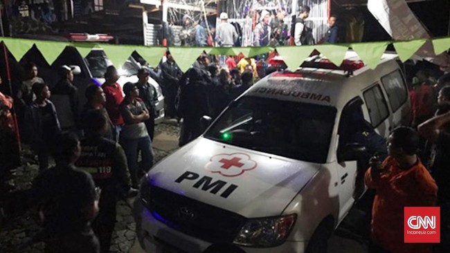 Tim Gabungan Basarnas, Polri dan TNI telah melakukan evakuasi terhadap tiga penumpang tewas Heli Basarnas yang menabrak tebing Gunung Butak, Temanggung.