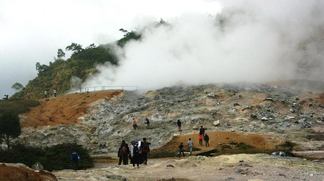 Para pengunjung dan masyarakat sekitar diminta menjauhi kawasan kawah Sileri, Dieng. Gas beracun biasanya ikut menyebar bersamaan dengan letusan.