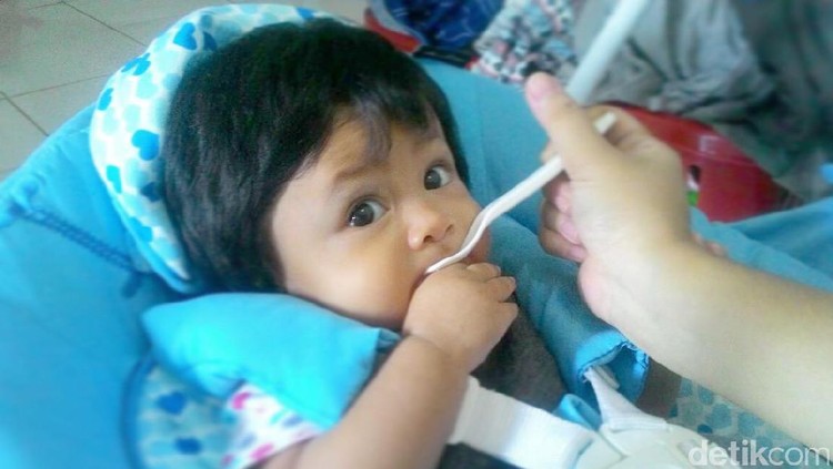 Kirain si bayi semangat nge-MPASI di usia 6 bulannya. Tapi kok malah dilepeh sih?