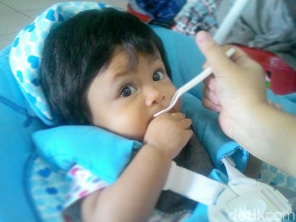 Bayi Menyembur-Nyembur Makanannya? Bisa Jadi Ini Sebabnya, Bun