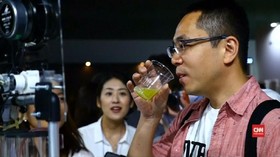 Menikmati Lagu dalam Segelas Jus