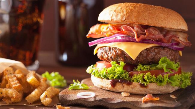 Seorang ahli burger mengungkapkan bahwa ada kesalahan yang dilakukan koki amatir saat membuat burger keju. Kapan waktu paling tepat tambah keju ke burger?