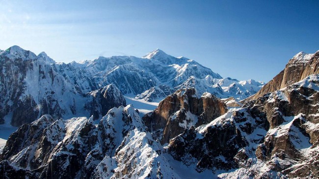 Wanita asal Bandung, Jawa Barat, berhasil mengibarkan bendera Merah Putih serta membunyikan angklung di Puncak Denali, gunung tertinggi di Amerika Utara.