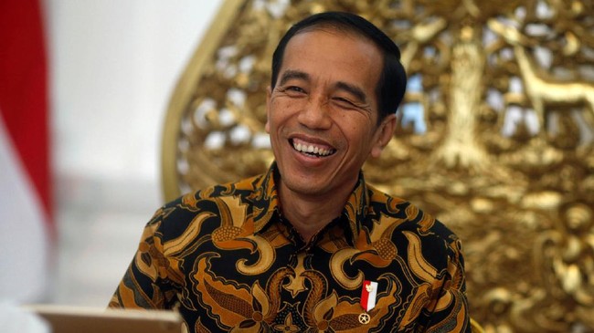 Presiden Joko Widodo mengenang kembali gaya dan penampilannya saat masih duduk di bangku kuliah 37 tahun silam.