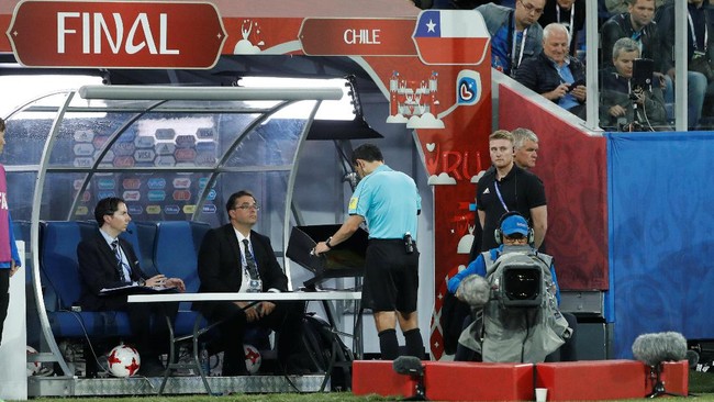 Wasit Milorad Mazic langsung dihujani badai cemoohan di media sosial meski dirinya membuat keputusan dibantu dengan teknologi VAR.