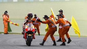 FOTO: Marc Marquez Pertahankan Status 'Raja Sachsenring'
