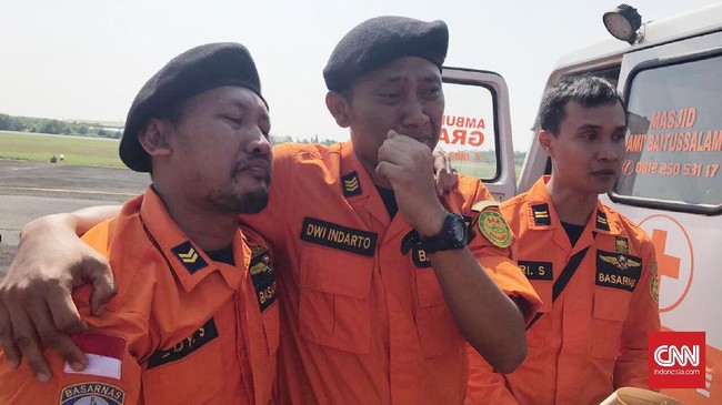 Jenazah korban helikopter Basarnas yang diduga jatuh di area perbukitan Gunung Butak, Temanggung diserahkan pada pihak keluarga di Lanumad Ahmad Yani Semarang.