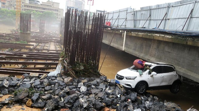 Banjir Gempur China, 15 Orang Tewas
