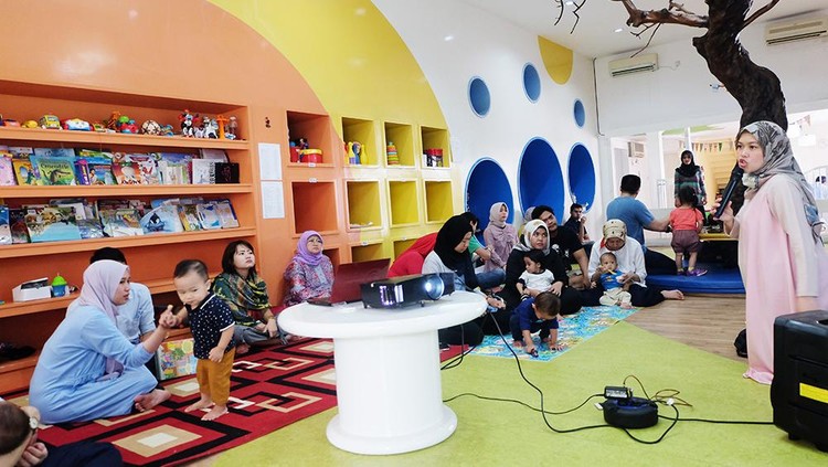 Saat pengasuh mudik dan nggak kembali, daycare sepertinya bisa jadi solusi.
