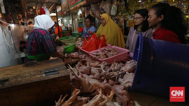 Harga ayam sudah naik seminggu sebelum ramadan dan akan terus naik sampai menjelang Idul Fitri. Hal ini terlihat dari harga pasaran di Pasar Kramat Jati.
