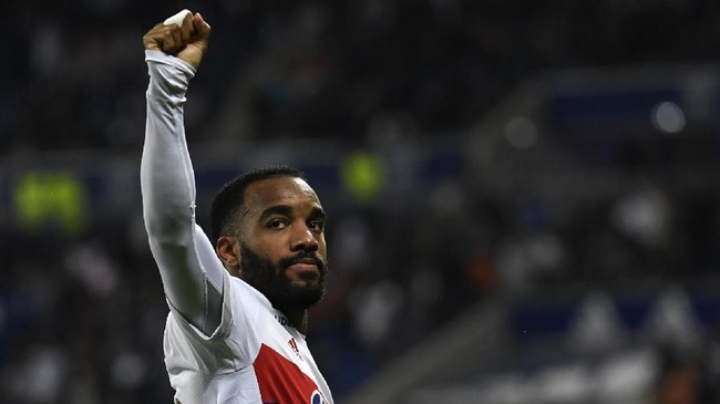 Petinggi Olympique Lyon Jean-Michel Aulas sepakat melepas Alexandre Lacazette dengan mahar mendekati 50 juta euro atau setara Rp762miliar.