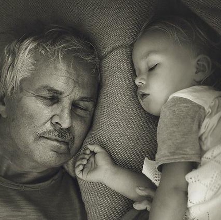 <div>Kakek dan cucu perempuannya sama-sama lelap tertidur. (Foto: Instagram/@ivetteivens)</div><div> </div>