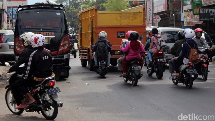 Adakah Bunda yang  akan Ajak Anak  Mudik Naik Sepeda  Motor 