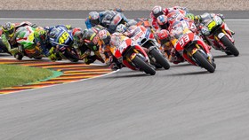 Crutchlow Yakin Marquez Kalahkan Vinales dan Rossi