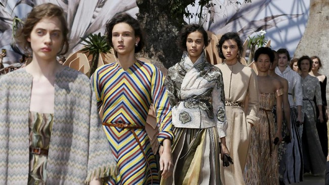 Ketika Dior Rayakan 70 Tahun lewat Peragaan Adibusana