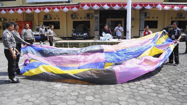 Balon Udara Raksasa Berisi Petasan Jatuh di Rumah Warga Ponorogo Sebuah balon udara raksasa yang membawa petasan jatuh di pekarangan rumah warga Kelurahan Tonatan, Kabupaten Ponorogo, Jawa Timur, Sabtu (7/6).