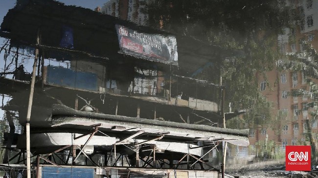 Mengais Rezeki Lewat Perahu Eretan di Jakarta Utara