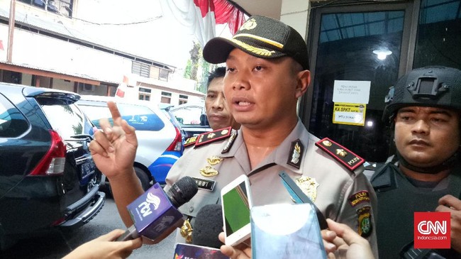 Kapolsek Kebayoran Lama Kompol Ardi Rahananto menyampaikan hasil pemeriksaan kamera CCTV yang menunjukkan seseorang memasang bendera ISIS di depan kantornya.