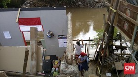 'Jeritan' Palu dan Bongkaran Tripleks dari Bukit Duri