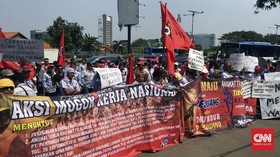 Supir Tangki Pertamina Demo Tuntut Hak Lembur dan Pesangon