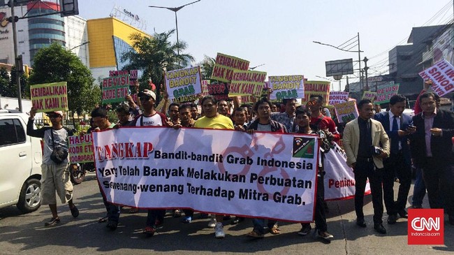 Ratusan pengemudin GrabCar berdemo di kantor Grab Indonesia menuntut pengembalian hak-hak mereka, khususnya saat Lebaran kemarin.