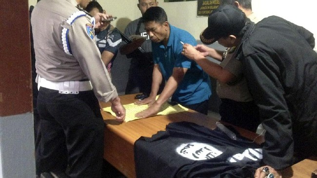 Belum diketahui sosok yang memasang bendera itu. Saat diturunkan, polisi menemukan pesan berisi ancaman menjadikan Indonesia sebagai medan pertempuran ISIS.