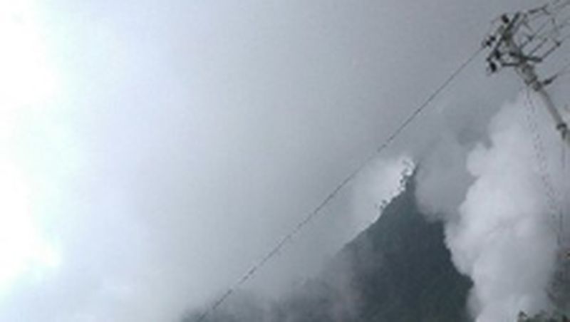 Kawah Sileri meletus di Desa Kepakisan, Kecamatan Batur, Kabupaten Banjarnegara, Minggu (2/7/2017.