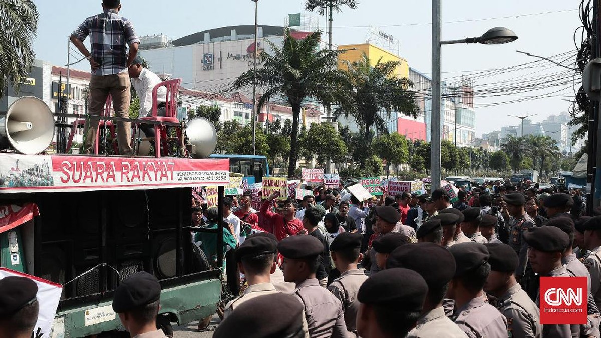 Sopir GrabCar Turun ke Jalan Tuntut Keadilan
