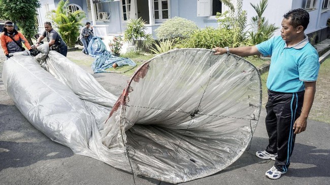 Petugas menunjukkan temuan balon udara di kantor Pentak Landasan Udara (Lanud) Adisutjipto, Sleman, DI Yogyakarta, Selasa (4/7). Lanud Adisutjipto mengamankan dua balon udara ukuran besar yang dapat menggangu jalur penerbangan yang mendarat di kawasan Sleman dan salah satunya ditemukan di area penerbangan Lanud Adisutjipto. ANTARA FOTO/Hendra Nurdiyansyah/ama/17.
