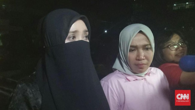 Usai diperiksa kembali di Polda Metro Jaya, tersangka percakapan pornografi Firza Husein meminta polisi menangkap pelaku penyebar konten baladacintarizieq.