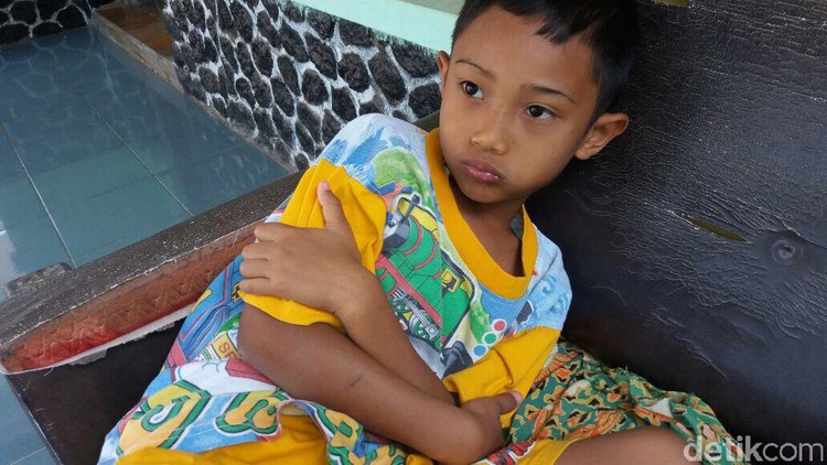 Anak dimintai tolong mengambilkan sesuatu. Tapi, dia justru membantah. Hmm, gimana nih kita menyikapinya?