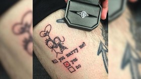 Pria Ini Lamar Kekasihnya dengan Tato Pilihan Ganda