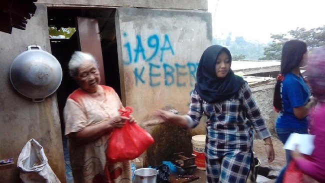 Dari pemberian bingkisan amal kepada masyarakat di perbukitan Cimenyan, Bandung Utara. Mengharukan.