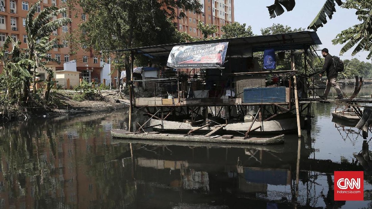 Mengais Rezeki Lewat Perahu Eretan di Jakarta Utara