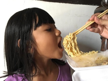 Anak Maunya Makan Mi Terus, Sehat Nggak Ya?