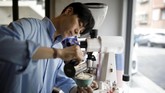 Barista Korsel Pikat Penggemar Kopi dengan 'Creamarts' Seorang Barista asal Korea Selatan mengubah kebiasaan minum kopi menjadi luar biasa karena seni lukisnya di atas secangkir kopi.