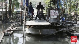 Mengais Rezeki Lewat Perahu Eretan di Jakarta Utara