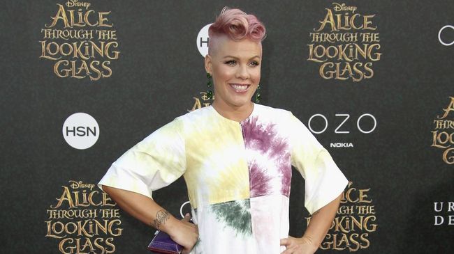 Penyanyi Pink mengungkapkan bahwa ia merasa penghargaan bintang Hollywood Walk of Fame ini tak nyata baginya.