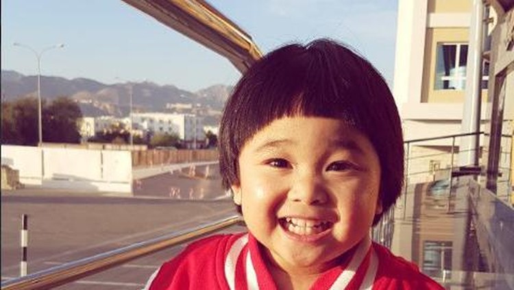Dengan gaya menggemaskan, selebgram anak Kirana nyanyi lagu sarat makna. Simak deh, Bun.