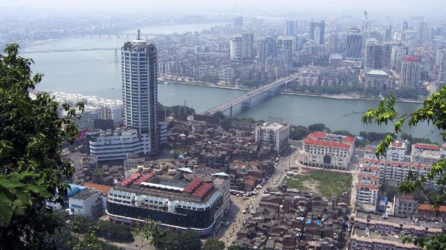 Kota Liuzhou, China akan memberikan 900 ton oksigen segar bagi 30 ribu warganya. Hal ini diharapkan menyerap 10 ribu ton karbondioksida dan 57 ton polutan.