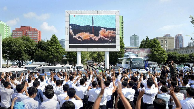 Warga Korea Utara menggelar demonstrasi di Pyongyang sebagai respons atas ancaman "api dan kemarahan" dari Presiden Amerika Serikat Donald Trump.