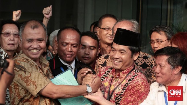 Ketegasan Jokowi lebih diharapkan dalam membela KPK, ketimbang retorika bias. Hal itu berguna untuk melindungi para pejuang antikorupsi.