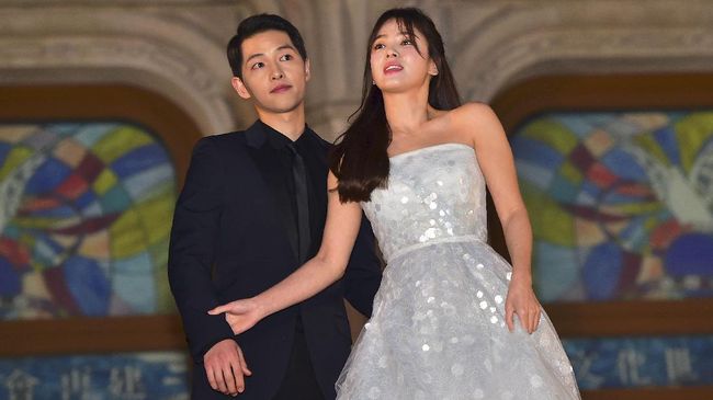Tak hanya Song Joong Ki dan Song Hye Kyo yang jatuh cinta setelah membintangi drama bersama. Lima pasangan seleb Korea ini juga mengalami hal serupa.