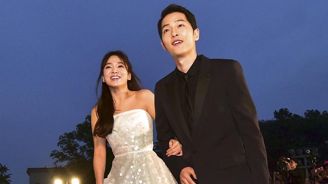 Song Joong Ki dan Song Hye Kyo akhirnya resmi menjadi pasangan suami-istri dalam pernikahan bertema pesta kebun di The Shilla Hotel, Seoul.