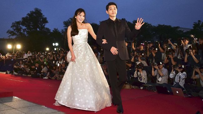 Song Joong Ki dan Song Hye Kyo ditawari Rp47 miliar untuk siarkan pernikahan mereka secara live streaming, tapi ditolak mentah-mentah.