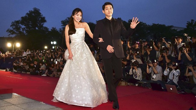 Pengguna Twitter menyambut bahagia rencana pernikahan Song Joong Ki dan Song Hye Kyo dengan tagar #SongSongCouple.