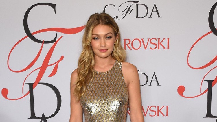 Meskipun model kenamaan, tapi Gigi Hadid tetap rendah hati. Dia bahkan nggak segan main bola bareng anak-anak di pengungsian.